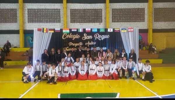 Estudiantes del Colegio San Roque celebran las Fiestas de las Colectividades