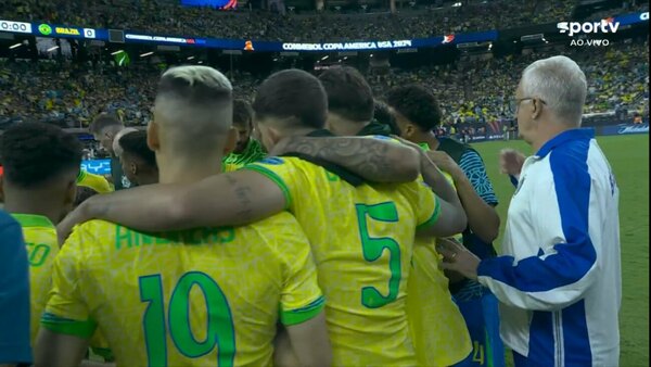 Versus / La imagen del seleccionador de Brasil que da la vuelta el mundo
