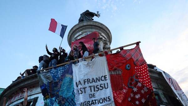 La izquierda lidera legislativas en Francia, por delante de la alianza de Macron y la extrema derecha