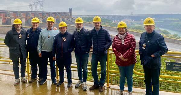 La Nación / Empresarios españoles quedaron asombrados por la envergadura de Itaipú