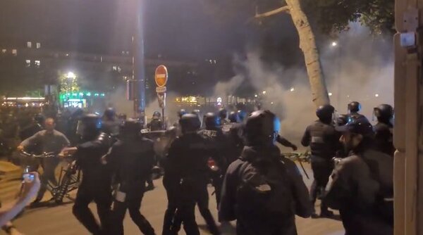 La celebración de la izquierda termina en choque en París