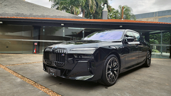 Lujo hecho automóvil: Perfecta presentó el BMW i7 100% eléctrico (con funciones operables desde el celular)