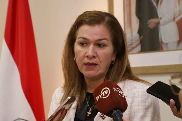Círculo de Médicos pide renuncia de la ministra de Salud tras polémica en Incán