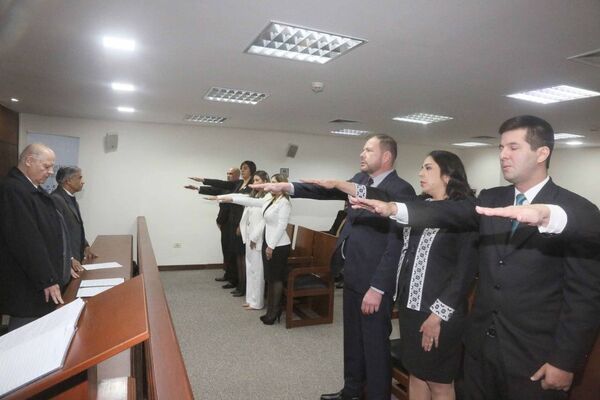 Ministros de la Corte Suprema tomaron juramento a actuarios y secretarios judiciales