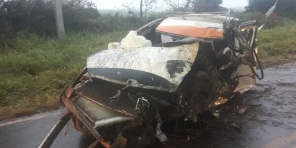 Taxista muere tras chocar su vehículo contra un árbol