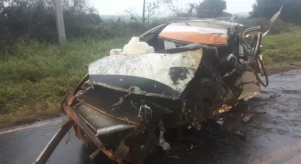 Taxista muere tras chocar su vehículo contra un árbol