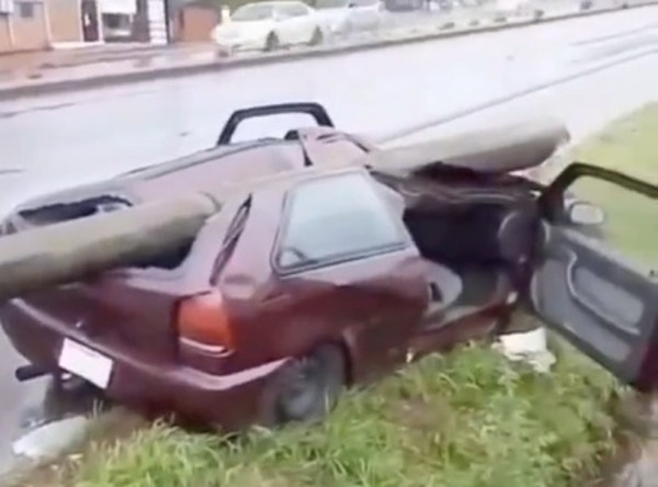 Capó abierto provoca accidente en Encarnación - ADN Digital
