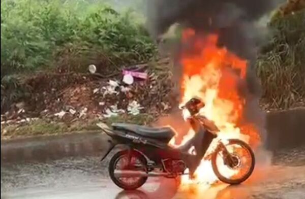 Incendio de motocicleta en el barrio General Genes