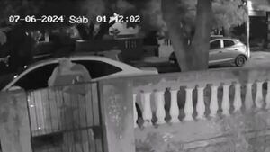 Un ladrón devoto: Hizo la señal de la cruz antes de entrar a robar