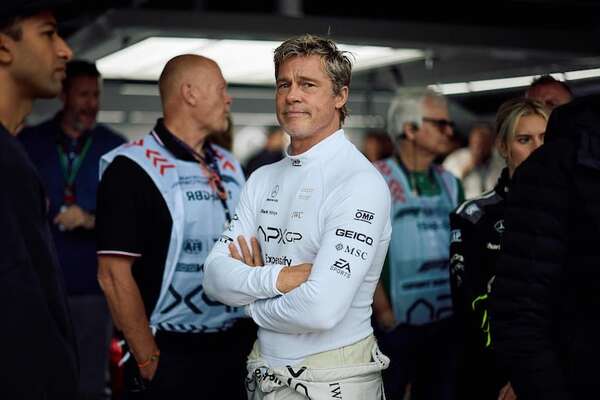 Brad Pitt lució de 10 en la pista del GP de Gran Bretaña para seguir rodando su película - Gente - ABC Color