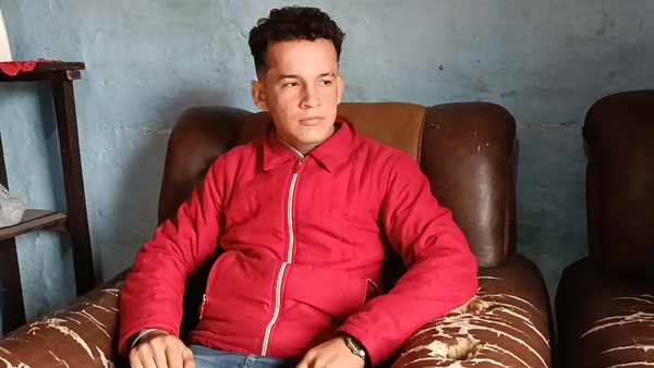 Asalto a mano armada: Delincuentes despojan a un joven de su motocicleta