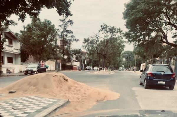 Arena y obra inconclusa en la Avda. Carlos Antonio López - Crónicas Ciudadanas - ABC Color