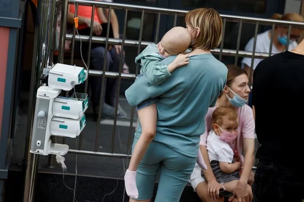 Caos, pánico e impotencia tras bombardeo ruso a hospital infantil de Kiev - Unicanal