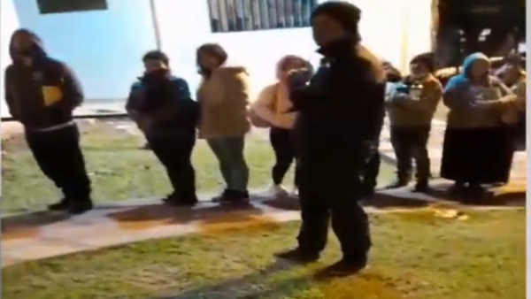 En medio del frío, pacientes piden a Santiago Peña que forme fila para pedir turno
