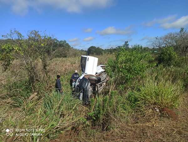 Reventón de neumático causa vuelco en San Pedro del Paraná