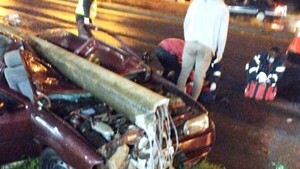 Se abrió el capó, perdió el control y chocó por una columna: El violento choque en Encarnación