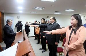 Ministro Jiménez Rolón tomó juramento a actuarios judiciales para Concepción