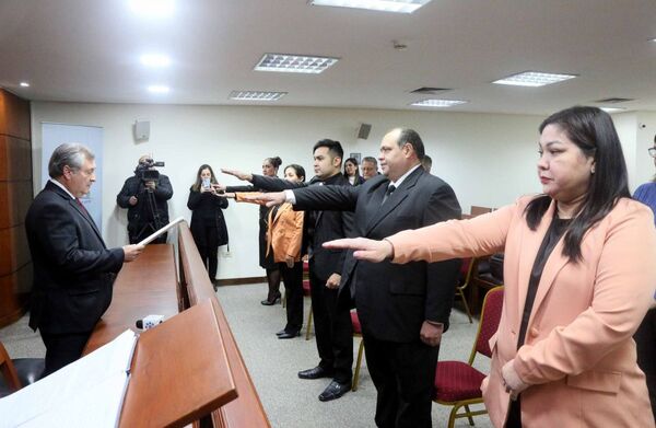 Ministro Jiménez Rolón tomó juramento a actuarios judiciales para Concepción