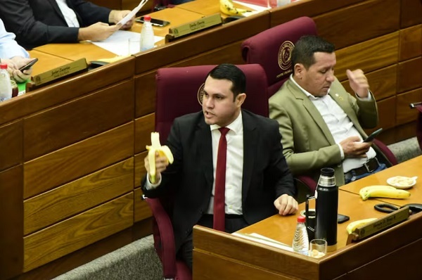 Juez procesa al senador Hernán Rivas en caso de supuesto título falso