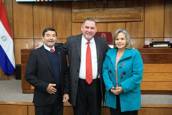 Senadora cuestiona copamiento cartista y dice que ni “cargo de cuarta” ceden - Política - ABC Color