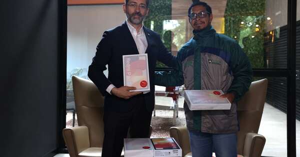La Nación / Inclusión y transformación: entregaron tablets a líder de comunidad indígena de Canindeyú