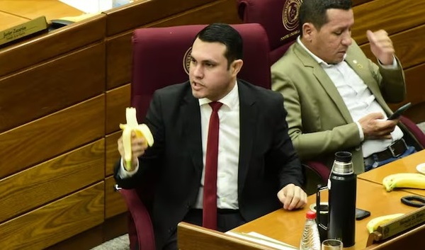 Juez procesa al senador Hernán Rivas en caso de supuesto título falso - Noticiero Paraguay