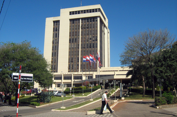 Solventa & Riskm茅trica pone en revisi贸n a la baja la calificaci贸n de la Municipalidad de Asunci贸n - Revista PLUS
