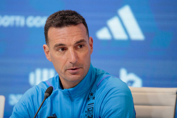 Versus / Messi está bien y será parte del partido ante Canadá, aseguró Scaloni