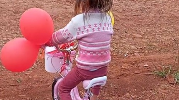 Nena pidió para su bici, internauta se conmovió al ver su historia y le regaló una