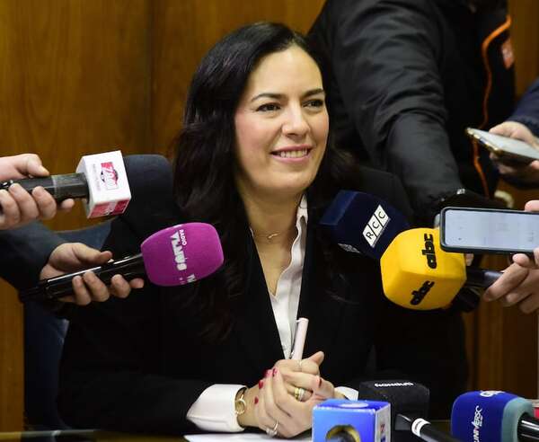 Claudia Centurión evita hablar sobre falta de acuerdo con Corea para el tren de cercanías - Economía - ABC Color