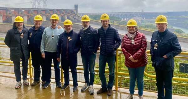 La Nación / Empresarios españoles quedaron asombrados por la envergadura de Itaipú
