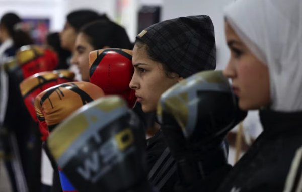 Versus / Clases de boxeo en Gaza permiten a las jóvenes desahogarse de la guerra