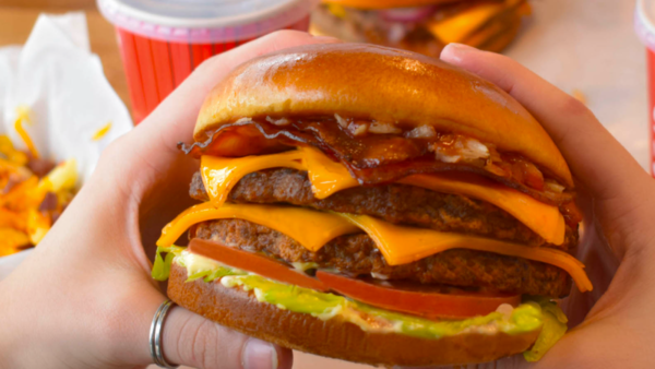 Joven se atragantó con una hamburguesa y falleció