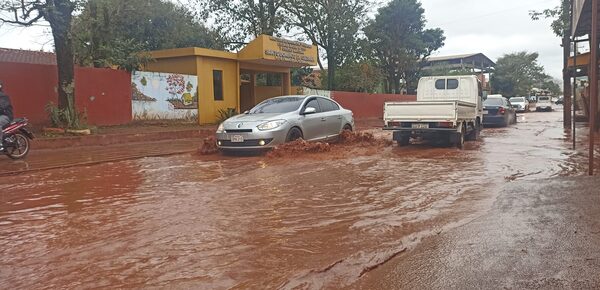 Municipalidad de Franco desatiende queja de un barrio por inundación en cada lluvia - La Clave