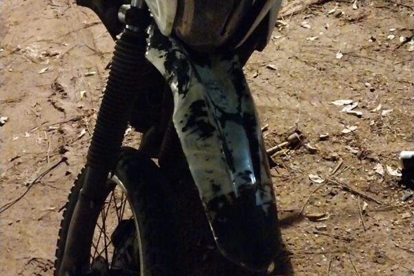 Minibús choca contra motociclista