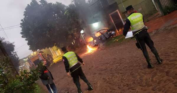 Diario HOY | Automóvil estacionado en la calle se incendia por completo