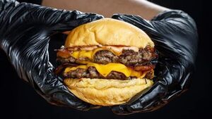 ¡Tragedia en local gastronómico! ¡Mujer se atragantó con una hamburguesa y murió frente a su mamá!