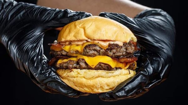 ¡Tragedia en local gastronómico! ¡Mujer se atragantó con una hamburguesa y murió frente a su mamá!