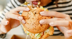 Una joven murió atragantada mientras comía una hamburguesa - Noticiero Paraguay