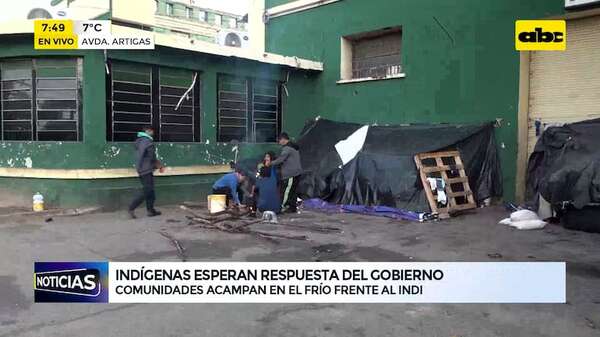 Video: Indígenas siguen acampando pese a las bajas temperaturas - ABC Noticias - ABC Color