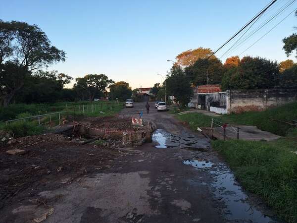 Peligro inminente en el barrio Itay de Asunción: puente en mal estado desde hace más de un año - Crónicas Ciudadanas - ABC Color