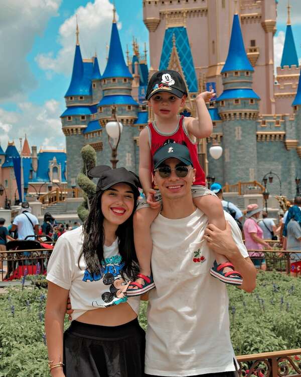 ¡Mirá las fotos de Miguel Almirón y su familia en Disney! - Gente - ABC Color