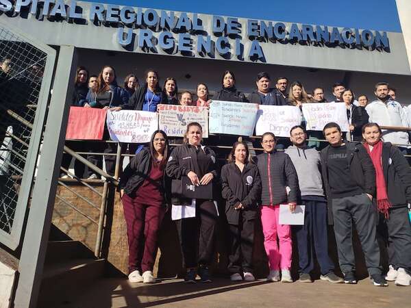 Residentes del HRE se manifestaron pidiendo mejoras en condiciones de trabajo y salarios - Nacionales - ABC Color