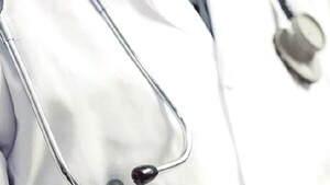 “Mi marido es médico y creo que se está metiendo con su compañera”