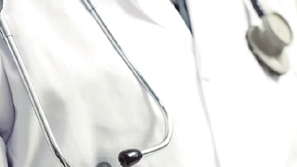 “Mi marido es médico y creo que se está metiendo con su compañera”