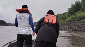 Buscan a un hombre desaparecido tras caer de su canoa en Itapúa - Noticiero Paraguay