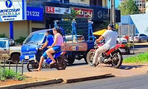 Urgen vallado en paseo central utilizado por motociclistas