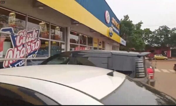 Delincuente fingió ser panadero de un supermercado y asaltó a la cajera: Antes le regaló una torta y gaseosa