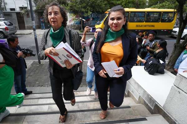 Feministas presentan una segunda demanda para despenalización total del aborto en Ecuador - Mundo - ABC Color