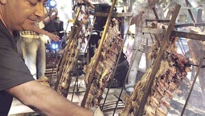 Por sogue, argentinos casi ya no comen asado, según un informe